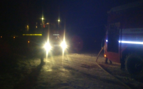 В Энергетике 12 человек тушили хоз постройки