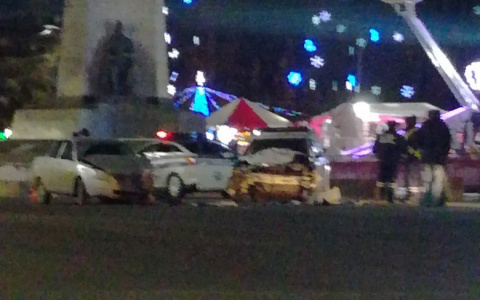 В центре Владимира на Новогодней ярмарке случилась авария с автомобилем ДПС
