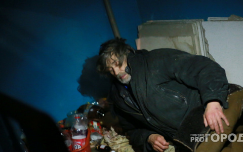 Жильцов дома в центре Владимира атакуют бомжи