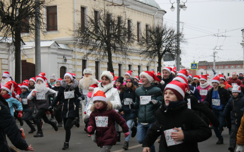 По центру Владимира пробежали, проехали и прошли 2 000 Дедов Морозов и Снегурочек
