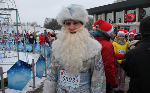 Самый старый участник забега Дедов Морозов: "Бежал седьмой раз и еще побегу!"