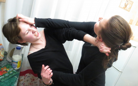 Запах еды, микроволновка и еще 3 причины, побудившие владимирцев развязать войну с соседом