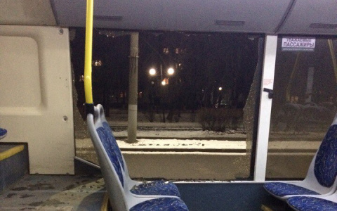 Во Владимире во время вечернего рейса у автобуса лопнуло стекло