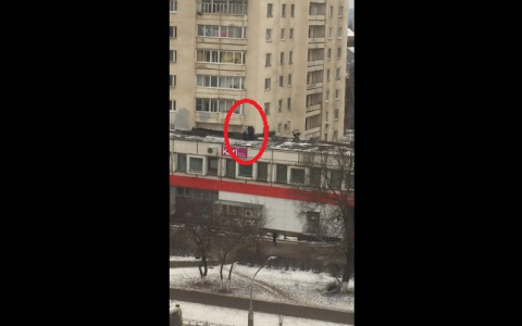 Горожане спасли пьяного мужчину, застрявшего на крыше магазина