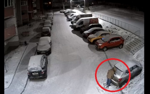 Во Владимире пьяный мужчина устроил переполох на придомовой парковке (видео)