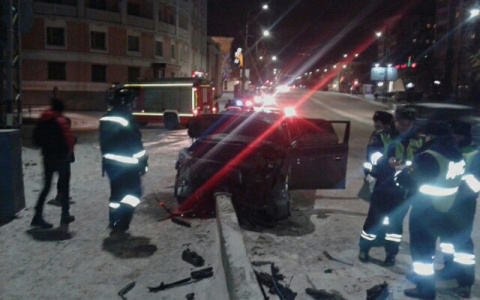 На мосту в центре Коврова иномарка влетела в каменный отбойник