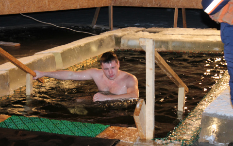 Во время Крещенских купаний на одном из водоемов под владимирцами начал прогибаться лед