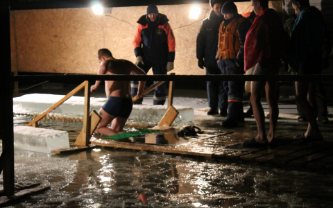 Интересные наблюдения крещенскими купальщиками: девушка, которая окуналась 6 раз и заботливые спасатели