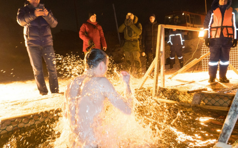 Ночью в прорубь окунулись несколько тысяч владимирцев