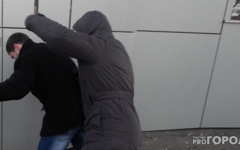 Жительница Кольчугино наблюдала из окна, как палкой избивают ее соседа