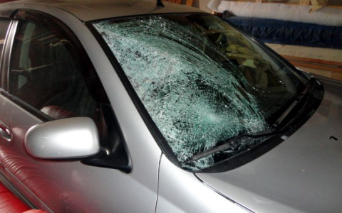 Житель Юрьев-Польского в порыве гнева разбил чужую "Мазду"