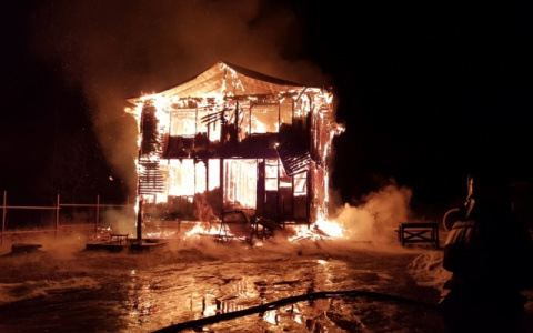 Многодетной семье, потерявшей дом при пожаре в Вяткино, требуется помощь