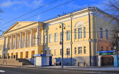 На "зебре" у Дома Офицеров водитель сбил женщину и скрылся