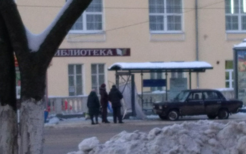 У ДК Молодежи "ВАЗ" вылетел на остановку общественного транспорта