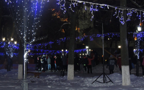 На катке в День студента ребят призывали делиться варежками