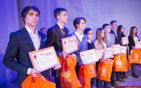 Во Владимире наградили самых умных школьников