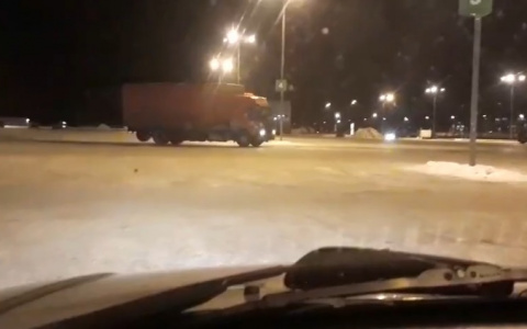Владимирский дальнобойщик устроил мастер-класс по дрифту у "Глобуса" (видео)