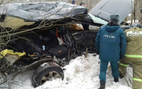 Чудовищное лобовое столкновение произошло в Гусь-Хрустальном районе: иномарка превратилась в груду железа