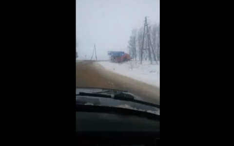 Под Владимиром машина спецтехники "сползла" в кювет