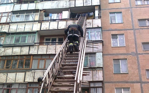 Гусевские пожарные вызволили пенсионерку через балкон