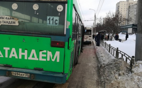 На пр-те Ленина два городских автобуса не поделили пассажиров на остановке