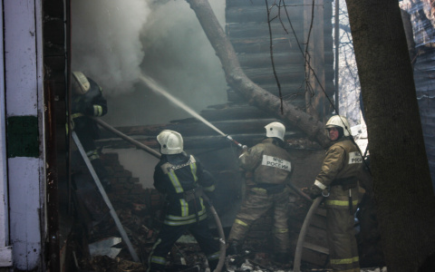 Многодетной семье, которая потеряла на пожаре сына и дом, нужна поддержка