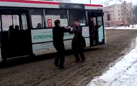 Стало известно, из-за чего подрались водители троллейбуса и автобуса