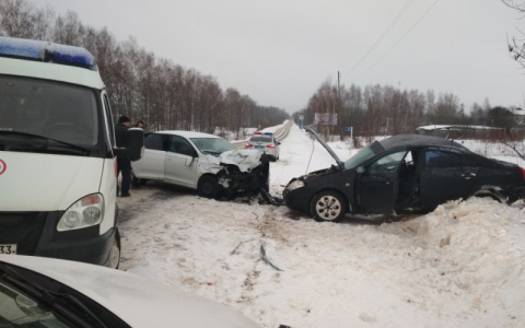 В Камешковском районе две легковушки не поделили дорогу
