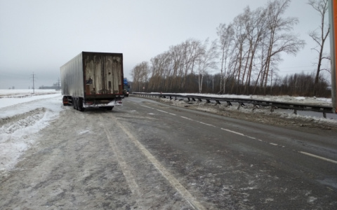 На М-7 во Владимирской области водитель фуры не справился с управлением и спровоцировал ДТП