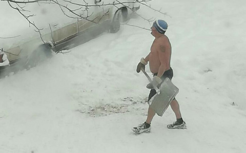 Во Владимире полуголый мужчина вышел на борьбу со снегом