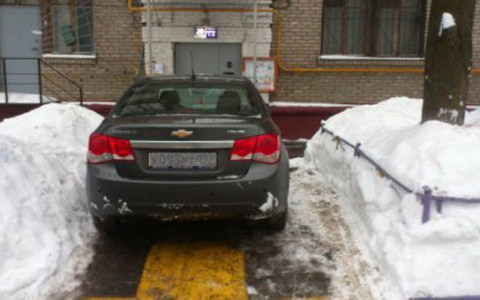 Расчищенные парковочные места стали причиной для разборок автомобилистов