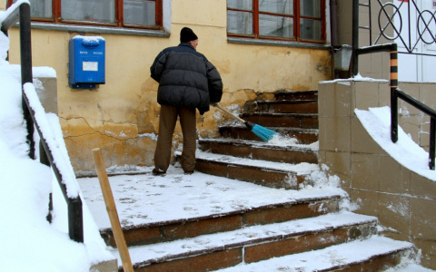 Владимирца заставили мести дворы в наказание за то, что бросил ребенка