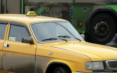 В Александрове пассажир набросился на таксиста и пытался задушить