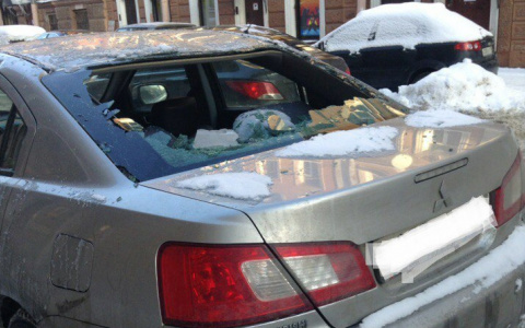 Во Владимире сосулька вдребезги разбила стекло автомобиля