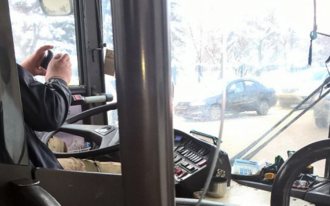 Владимирского водителя автобуса застали за селфи на рабочем месте