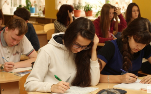 Светлана Орлова наградила лучших школьников и учителей области