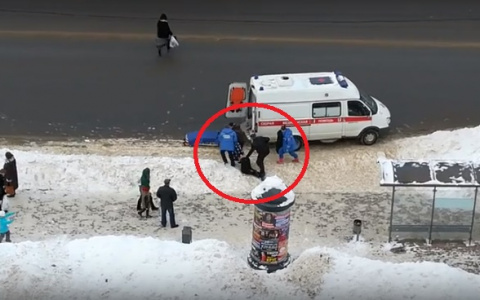 Во Владимире врачи волокли пациента по снегу  до машины "скорой" (видео)