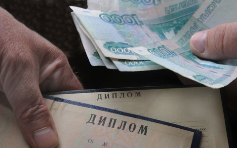 Житель Коврова заплатил мошенникам 34 тысячи за диплом, который в итоге писал сам