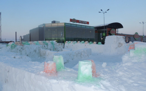 От снежного городка у «Глобуса» вот-вот останутся только руины