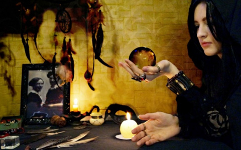 Гороскоп на 15 февраля: Козерогам нужно держать чувства под контролем