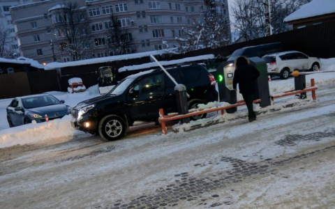 Владимирец сообщил о шлагбауме, который "охотится" за автомобилями