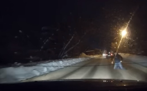 В Петушках пешеход бросился под колеса автомобиля (видео)