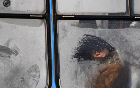 На остановке во Владимире неизвестные раздели молодого парня, угрожая ему ножом