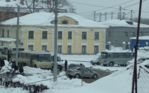 Владимирский вокзал перевернули вверх дном в поисках бомбы