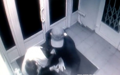 В Коврове двое неизвестных пытались вскрыть банкомат в отделении банка