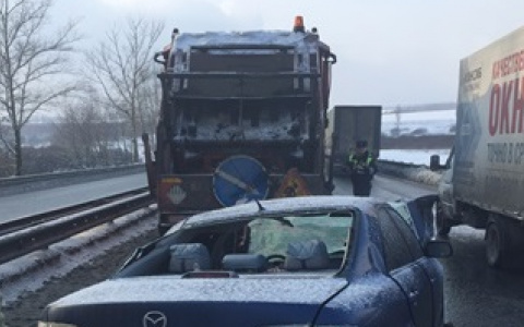 Под Вязниками столкнулись грузовик и легковушка: есть пострадавшие