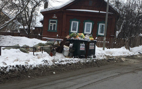 Мусорные баки угрожают безопасному передвижению горожан по тротуару