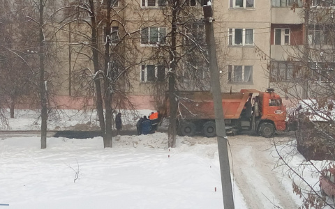 На улицах Владимира начали укладывать асфальт прямо на снег (видео)