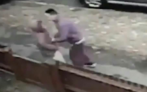 Во Владимире неизвестный толкнул девушку под автобус и ударил по лицу