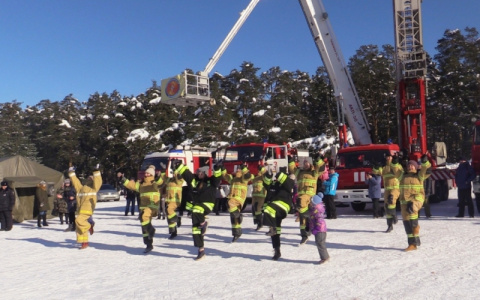 В Загородном спасатели провели флешмоб "МЧС - за здоровый образ жизни!" (фото)